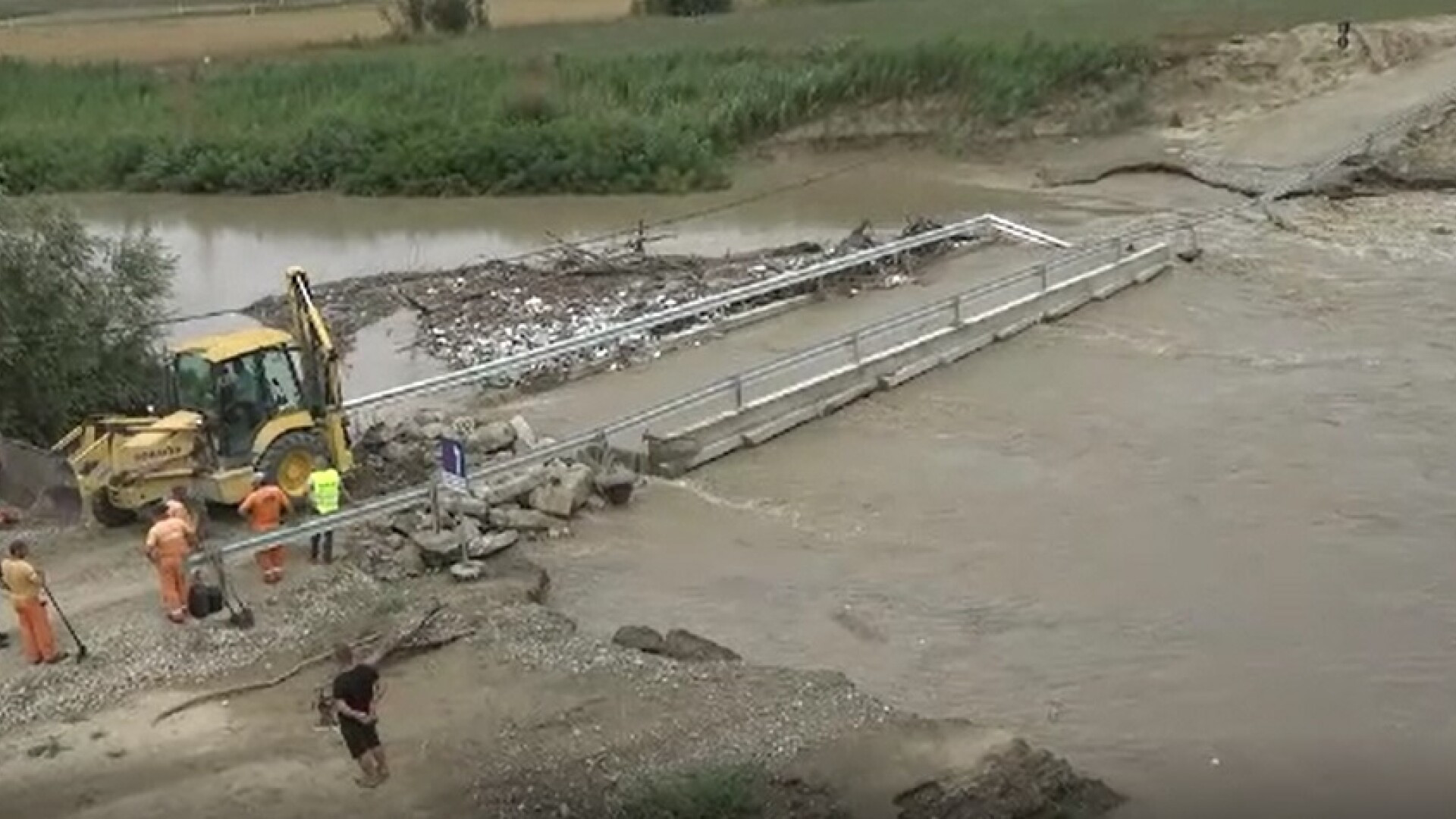 Ploile au făcut prăpăd în zeci de județe. Un pod din Vrancea a fost înghițit de viitură