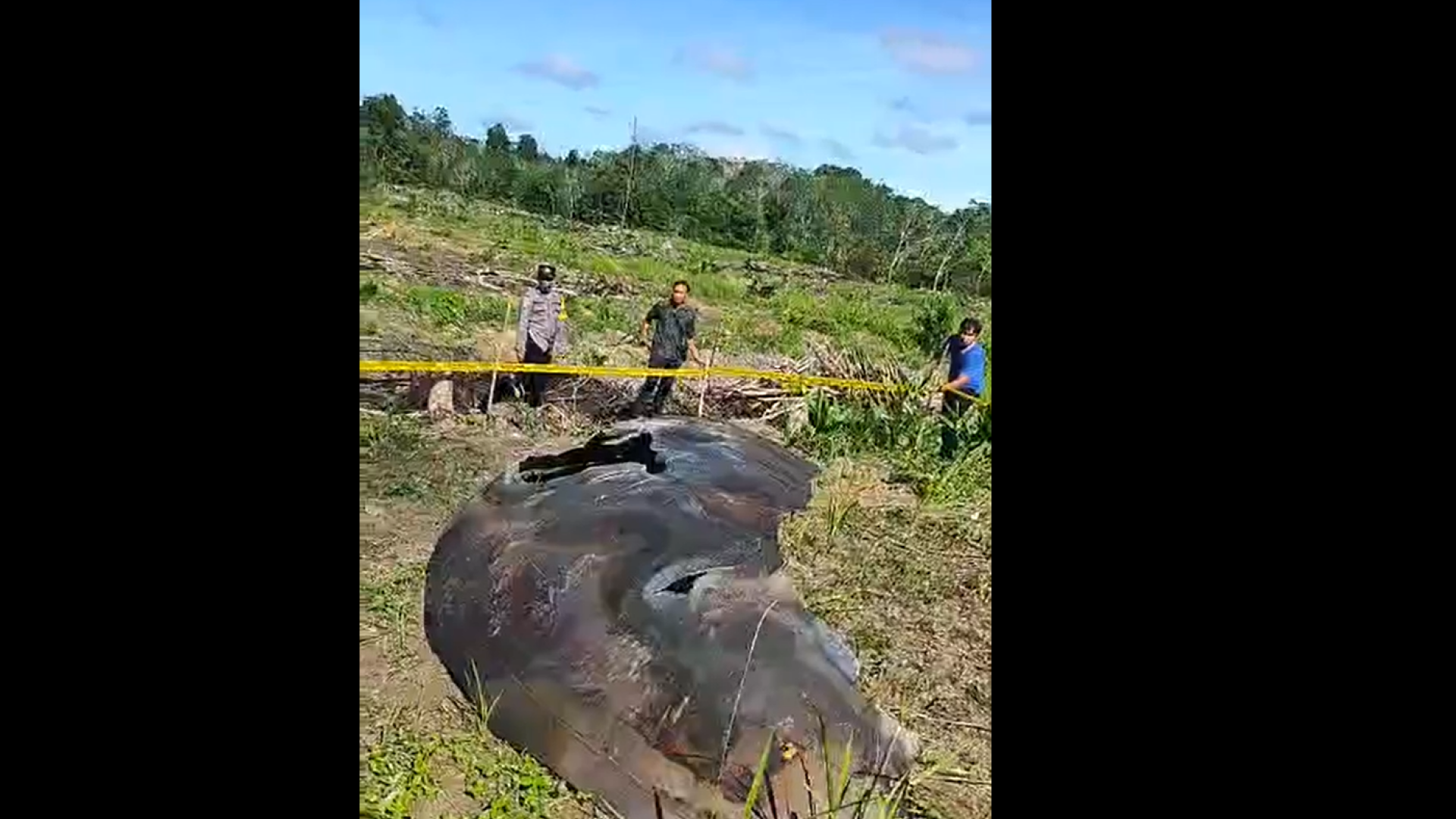 Bucăți imense dintr-o rachetă din China au căzut din cer, în apropierea unor sate din Indonezia. VIDEO
