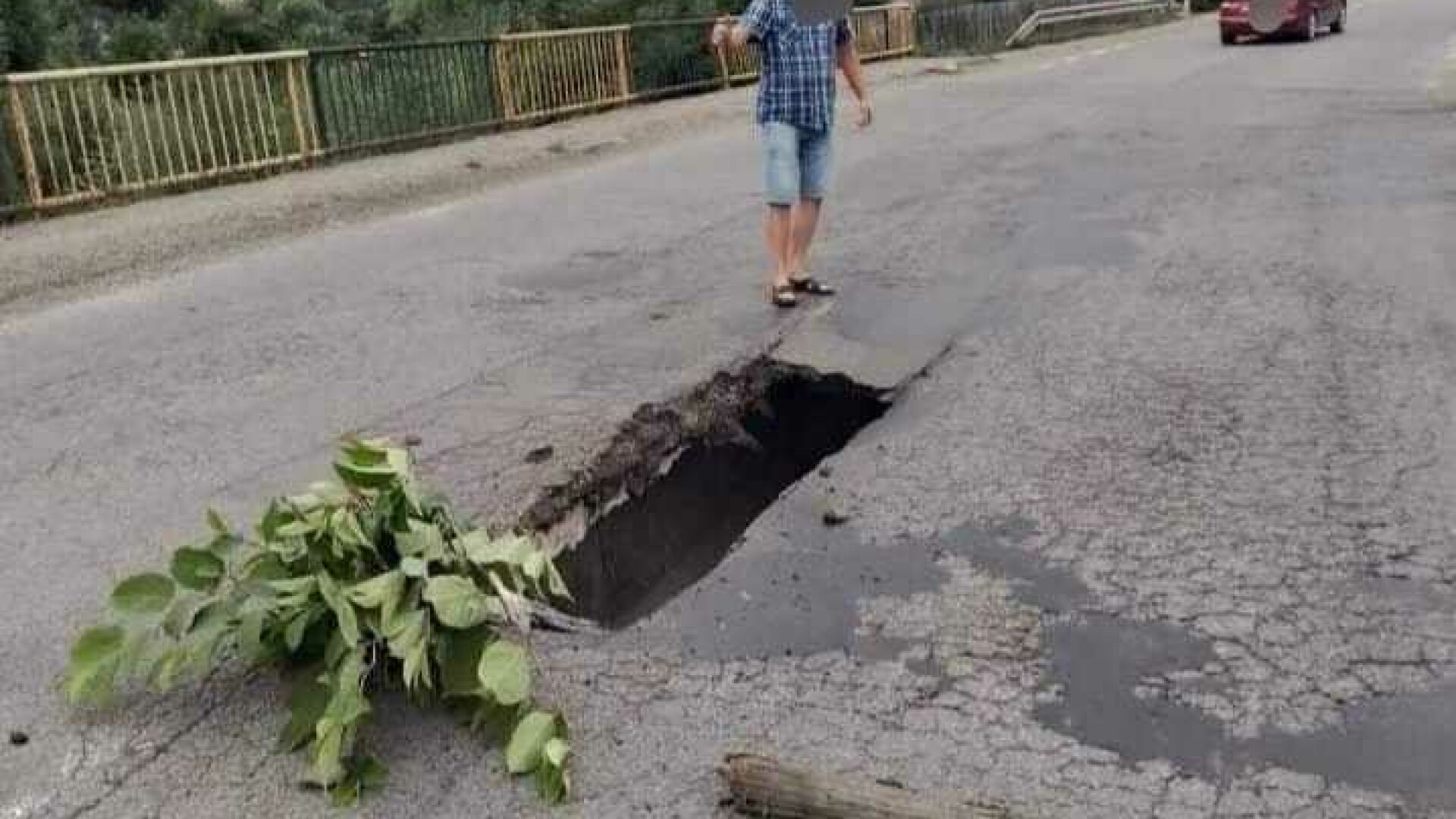 O bucată dintr-un pod din Neamț s-a surpat. FOTO