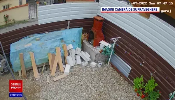 Război între vecini în Dâmbovița, după ce unii și-au construit casa prea aproape de a celorlalți