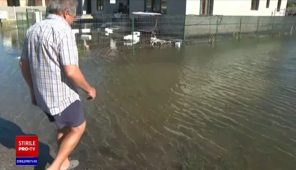 Nenorocirea abătută asupra unui cartier din Târju Jiu: S-a transformat într-o piscină, după ce o țeavă s-a spart