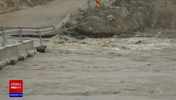 Ploile au făcut prăpăd în zeci de județe. Un pod din Vrancea a fost înghițit de viitură