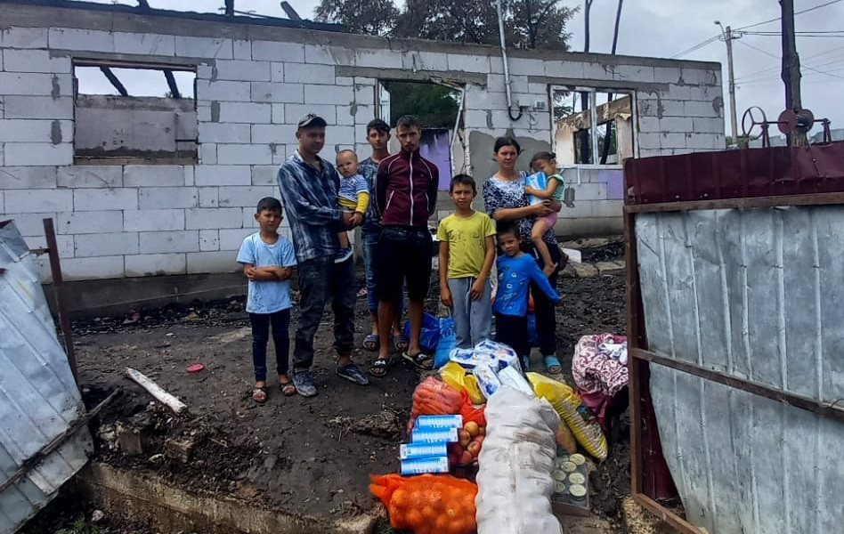 Opt copii au rămas pe drumuri după ce casa le-a ars din temelii. Cel mai mic are un an și este grav bolnav