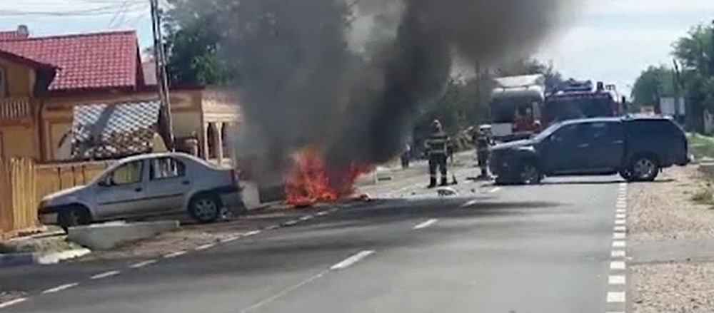 Accident cu două victime în Dâmbovița. Una dintre mașinile implicate a luat foc