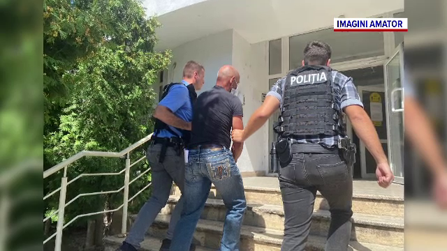 Un bărbat a fost reținut după ce a omorât în bătaie un câine și l-a aruncat pe o clădire, în Hunedoara