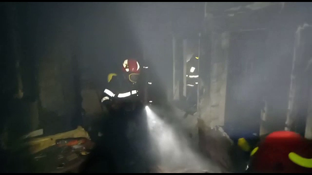 Clipe de groază la pensiunea din Vâlcea cuprinsă de flăcări: O femeie a aruncat un copil de la etaj