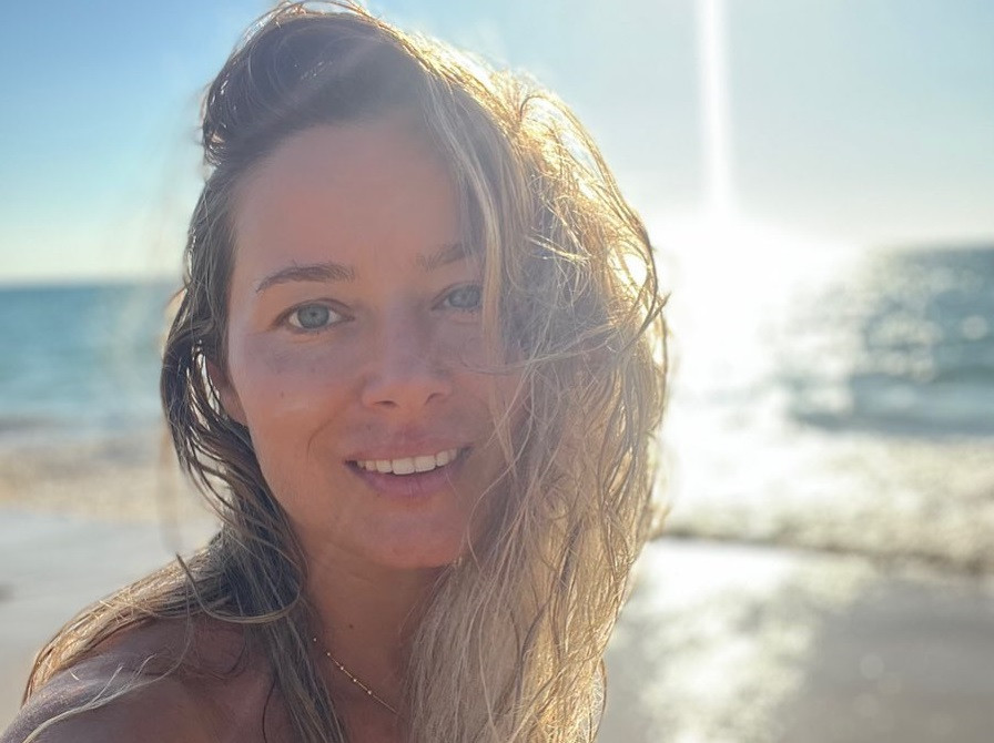 FOTO Laura Cosoi, vacanță cu familia în Bulgaria. Cum arată în costum de baie la o lună și jumătate de la naștere