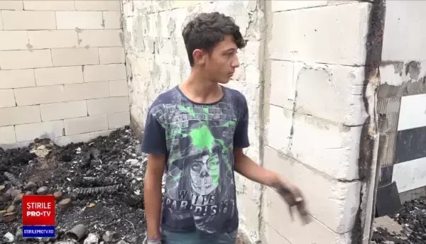 Opt copii au rămas pe drumuri după ce casa le-a ars din temelii. Cel mai mic are un an și este grav bolnav