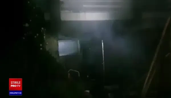 Clipe de groază la pensiunea din Vâlcea cuprinsă de flăcări: O femeie a aruncat un copil de la etaj