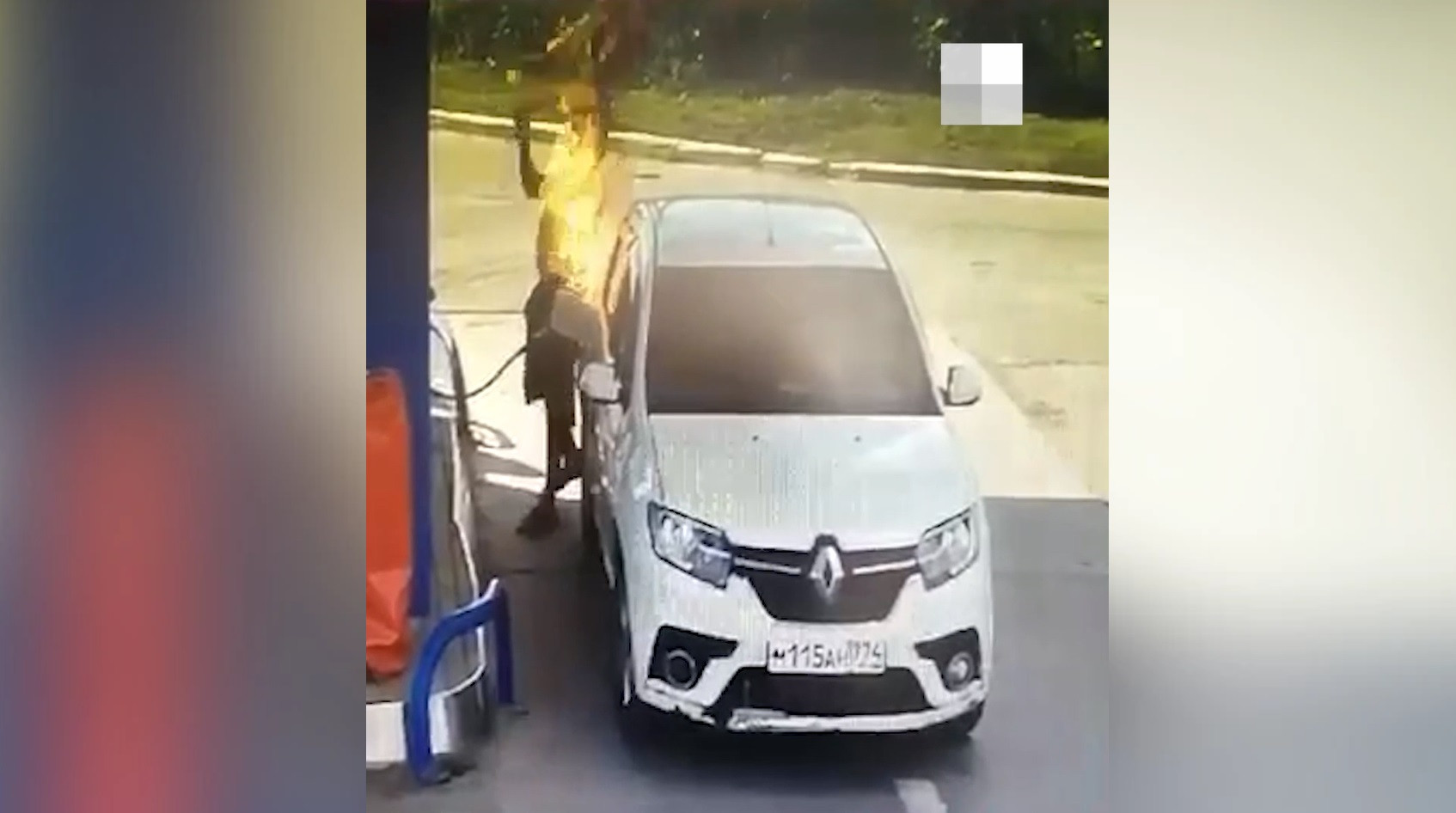 VIDEO. Un taximetrist care și-a aprins o țigară în timp ce alimenta a provocat un incendiu la benzinărie, în Rusia