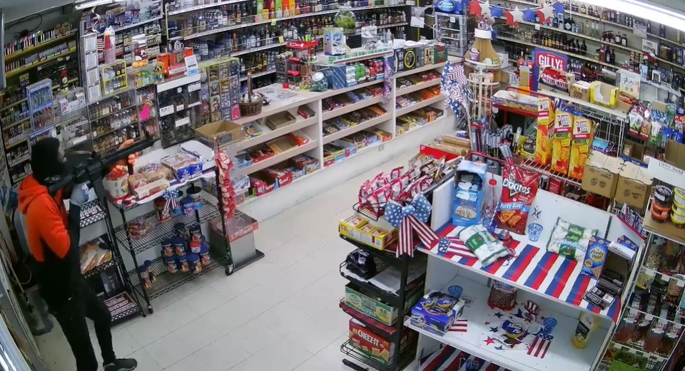 Ce a pățit un bărbat care a vrut să jefuiască un magazin cu o armă automată în mână. Momentul a fost filmat