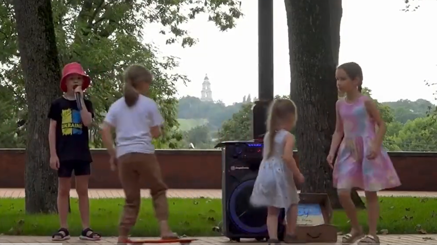 VIDEO. Un copil merge zi de zi să cânte melodii ucrainene pentru armata din Ucraina. Ce sumă a strâns