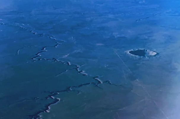 Șocul unui bărbat când a văzut din avion un crater făcut de un meteorit. Unde se afla. FOTO