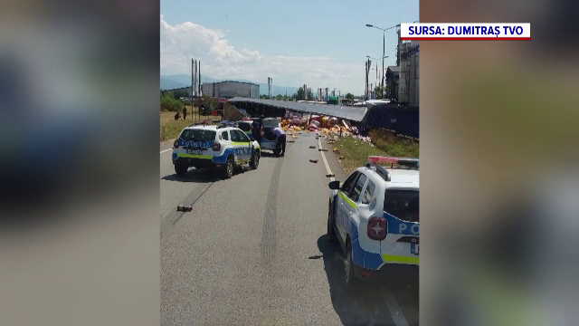 Cantitate uriașă de suc, vărsată pe șosea. Un șofer a fost rănit după ce s-a răsturnat cu mașina în șanț