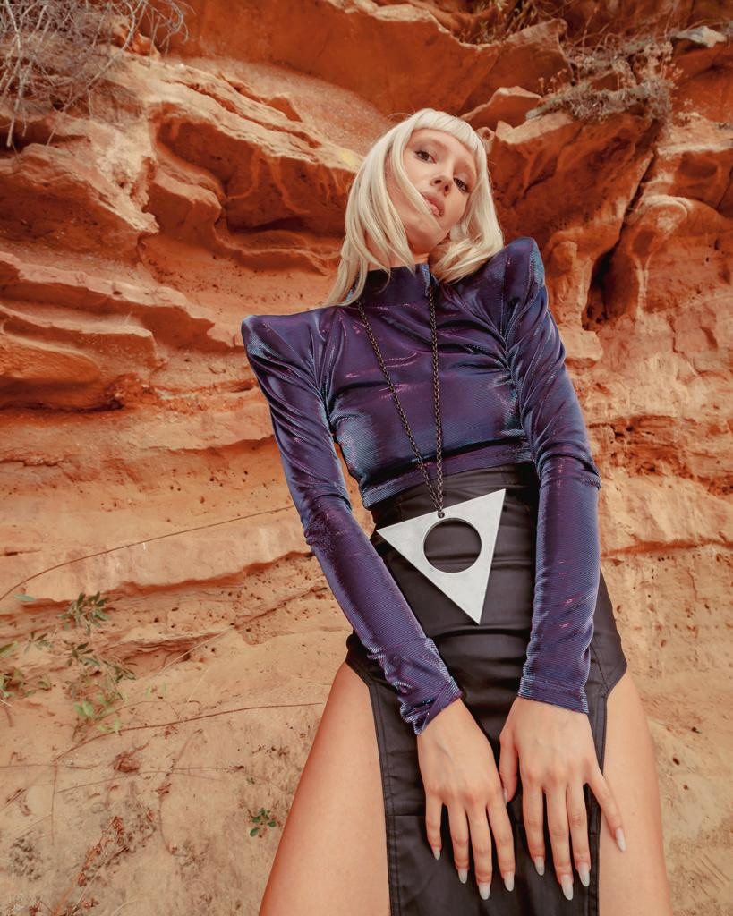 Colecția vestimentară UNTAMED, concepută de creatorii UNTOLD și designeri români, te invită să descoperi lumea Tarotului