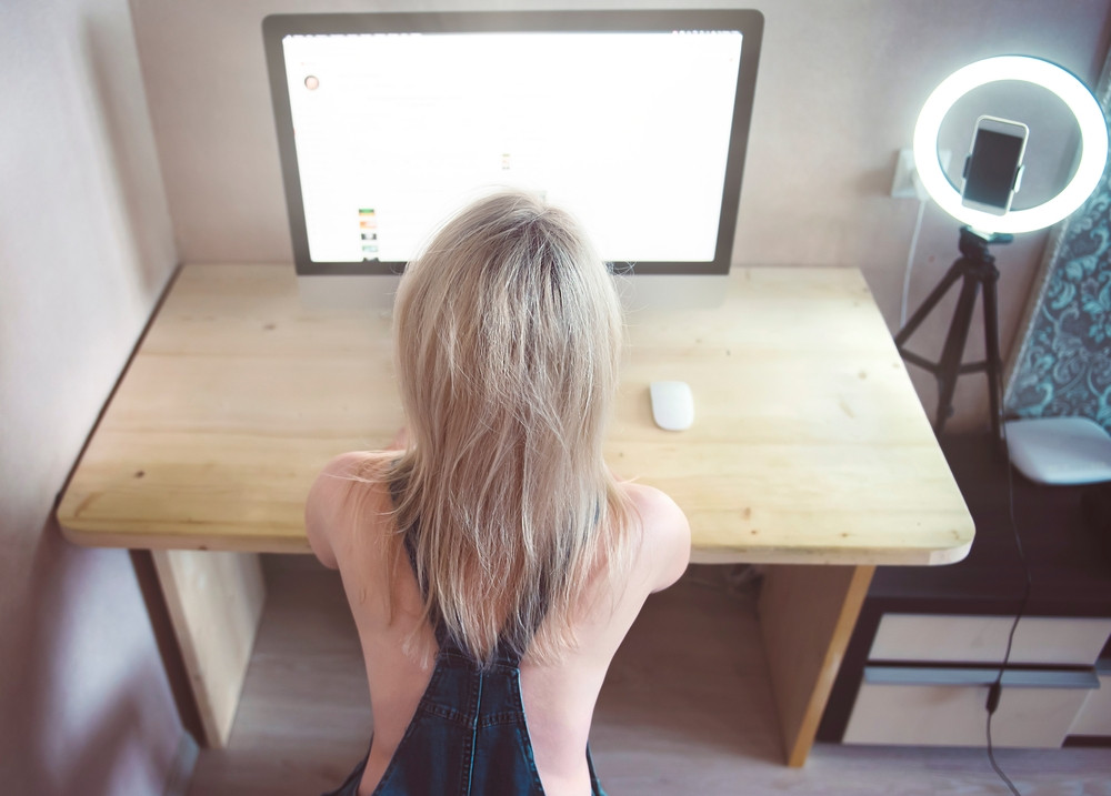 O femeie a fost ucisă în bătaie de soț pentru că nu câștiga suficienți bani din videochat, în Iași