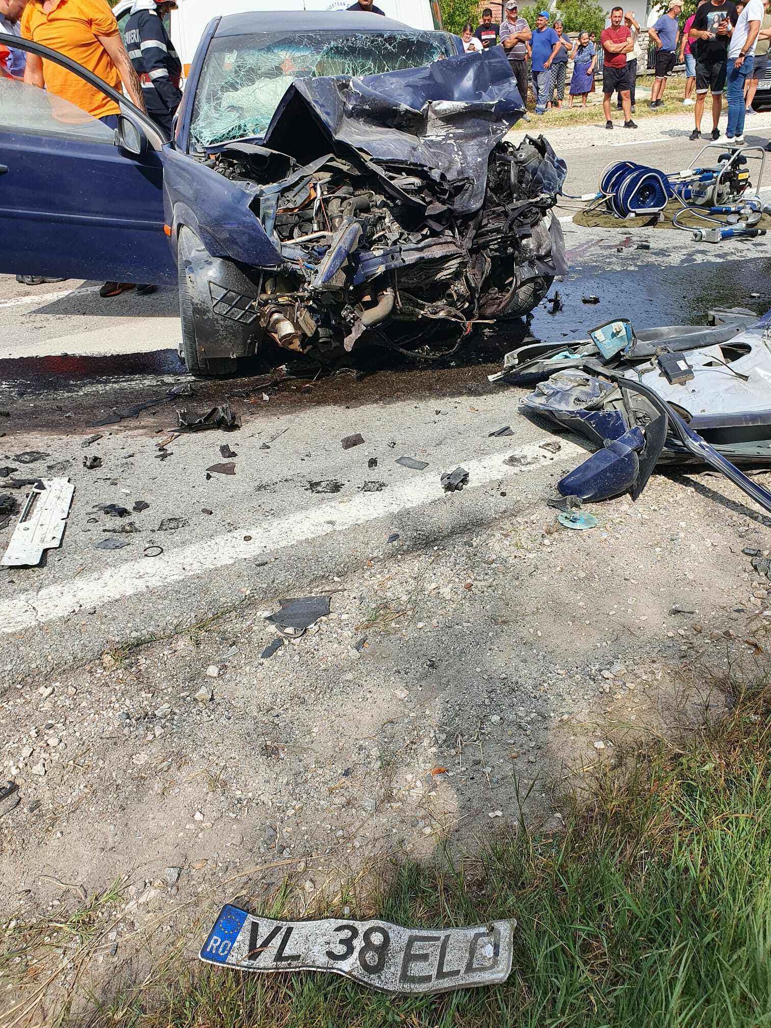 FOTO Accident între un TIR și două mașini, în Vâlcea. O persoană a murit