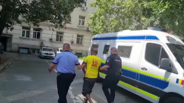 O fetiță de 9 ani a fost violată de iubitul mamei sale, în timp ce frații ei dormeau. Cum a amenințat-o să nu spună nimic