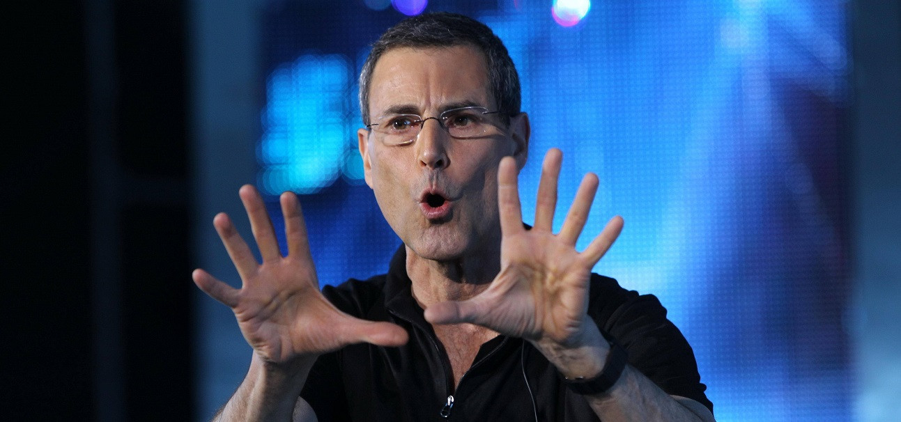 Iluzionistul Uri Geller i-a transmis lui Vladimir Putin că va opri războiul nuclear cu puterea minţii sale