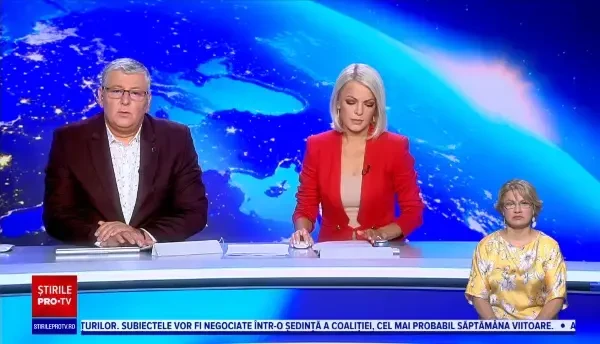 Cantitate uriașă de suc, vărsată pe șosea. Un șofer a fost rănit după ce s-a răsturnat cu mașina în șanț