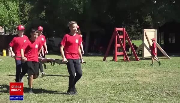 Tabără de vară pentru tinerii care vor să devină pompieri, în Mureș. Ce activități le-au pregătit organizatorii