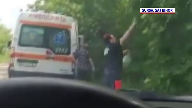 Situație revoltătoare la Oradea. Autospecială care transporta un pacient bolnav, oprită pentru ca asistenta să culeagă flori