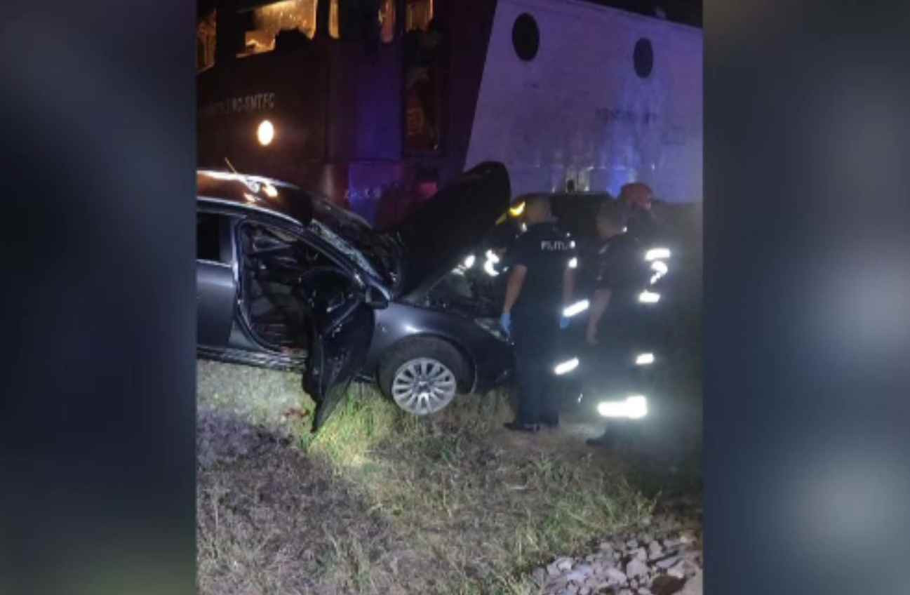 Mașină lovită de trenul Galați-Mărășești. Un bărbat a murit