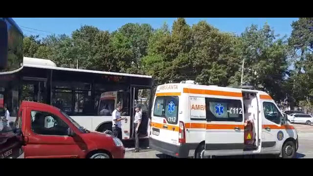 Accident provocat de un autobuz în Bistrița. 2 persoane au ajuns la spital după ce șoferul s-a izbit de două mașini parcate