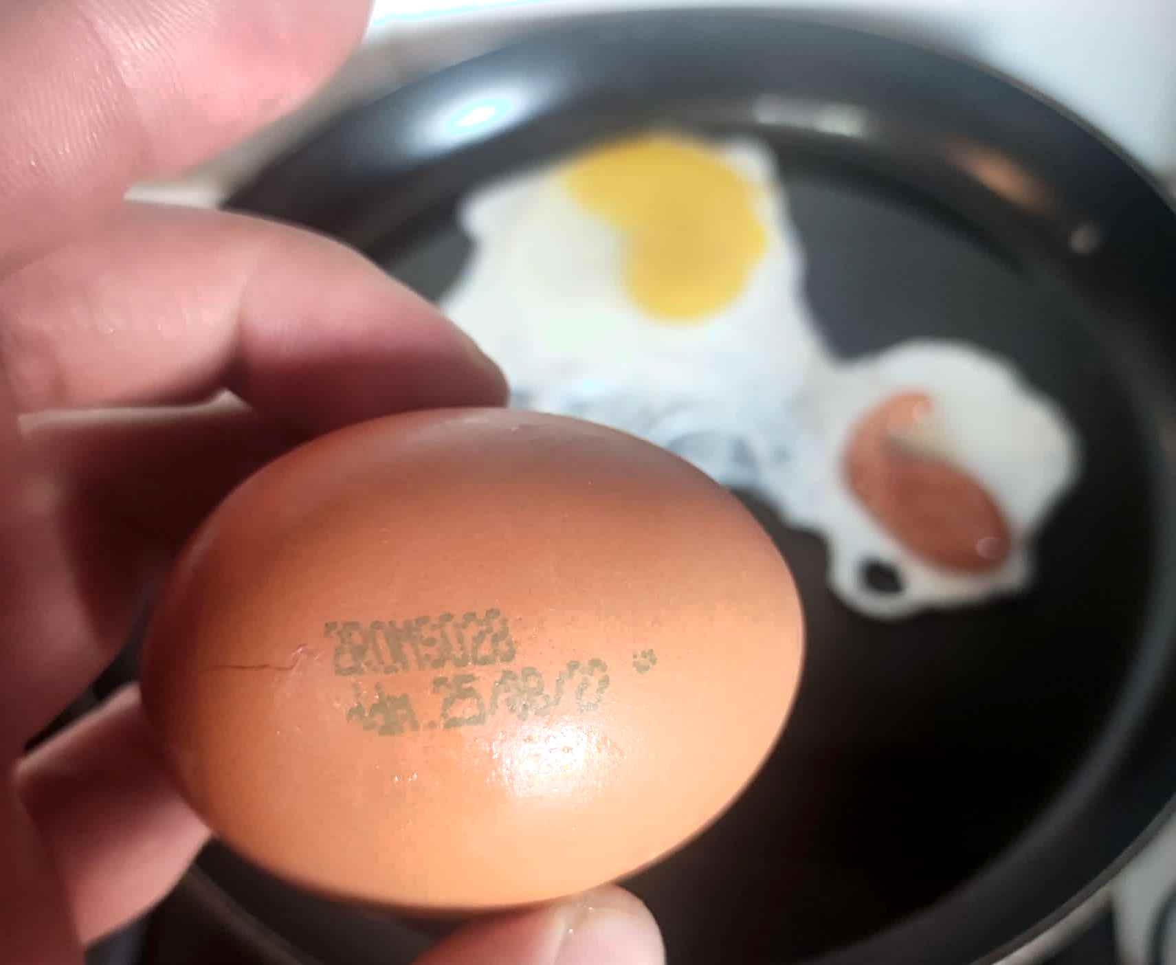 Șoc pentru un clujean care își făcea o omletă: „M-am speriat că va sări din tigaie puiul”