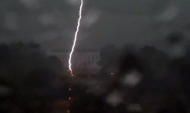 VIDEO Au murit trei dintre persoanele lovite de trăsnet în fața Casei Albe. O alta este în stare critică