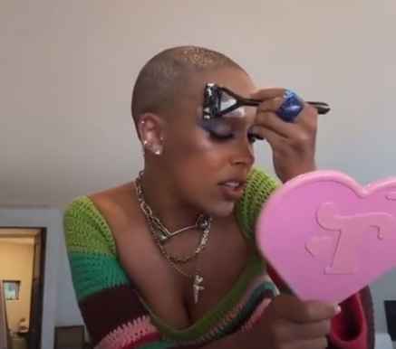 VIDEO Doja Cat și-a ras părul și sprâncenele în timpul unei transmisiuni live