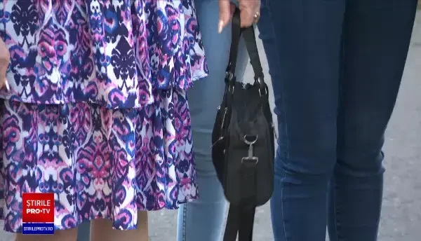 Cum a fost tâlhărită o bucureșteancă în liftul blocului, după ce a fost la bancă: Două femei i-au furat 25.000 de lei