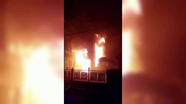 O locuință din Dâmbovița a fost cuprinsă de flăcări în miez de noapte. Focul ar fi pornit de la petarde aruncate în curte