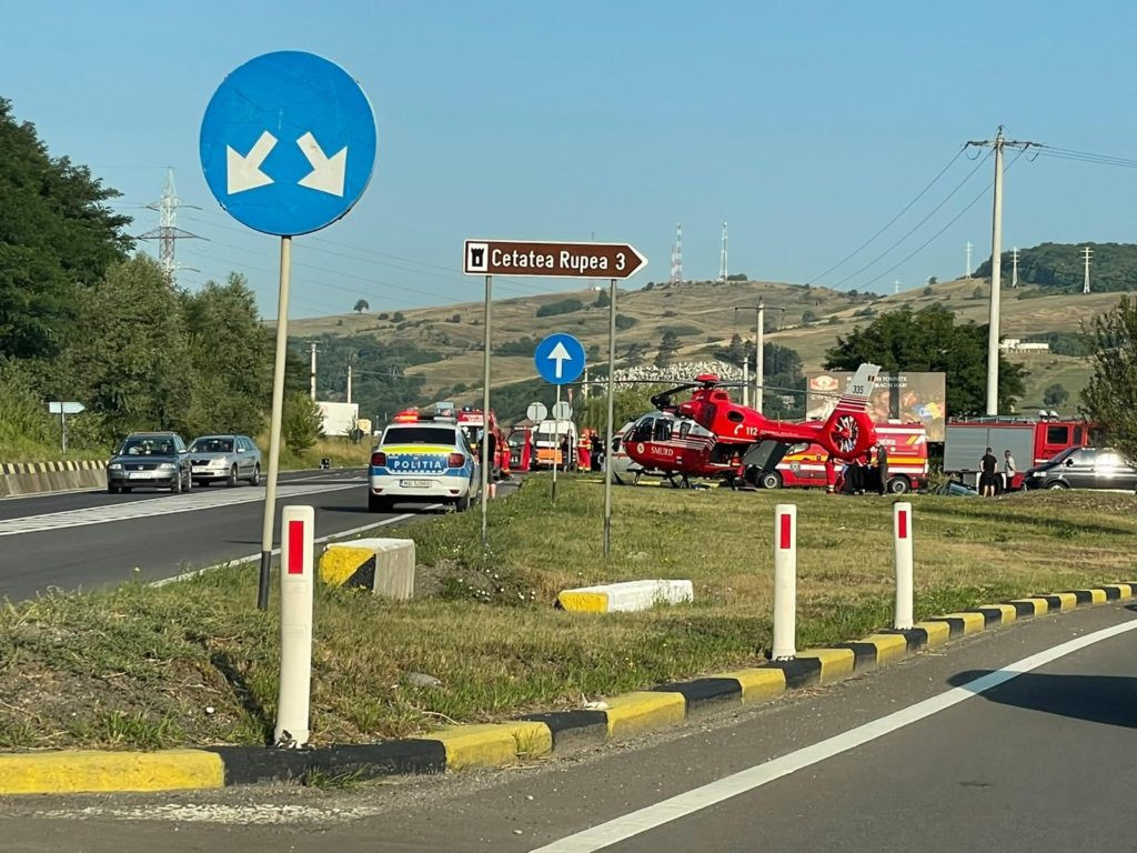 Accident grav între Braşov şi Sighişoara, cu patru răniți. A intervenit elicopterul SMURD