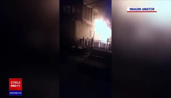 O locuință din Dâmbovița a fost cuprinsă de flăcări în miez de noapte