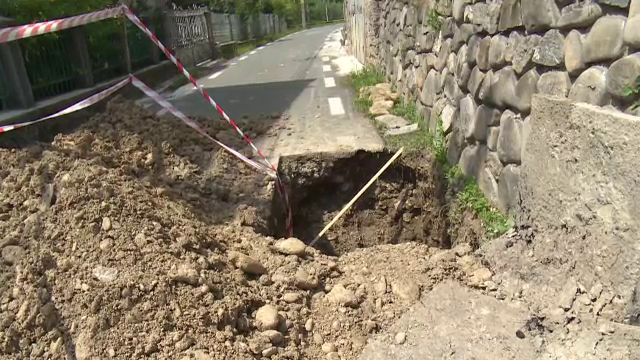 Mai multe familii au rămas izolate din cauza unei gropi apărute pe stradă. Muncitorii au lăsat lucrarea neterminată