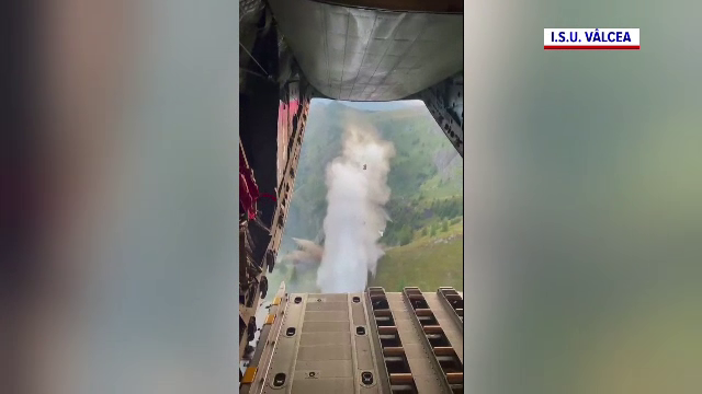 Incendiu uriaș într-o zonă greu accesibilă din Vâlcea. Pompierii intervin cu avioane speciale de stingere