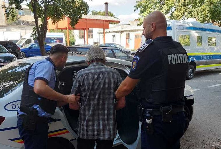 VIDEO Bărbat de 71 de ani din Craiova, arestat preventiv după ce a agresat sexual o fată de cinci ani într-un parc