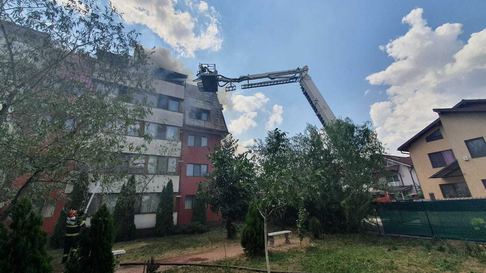 Incendiu la mansarda unui bloc din Popești Leordeni. Ce s-a întâmplat cu apartamentele și locatarii lor