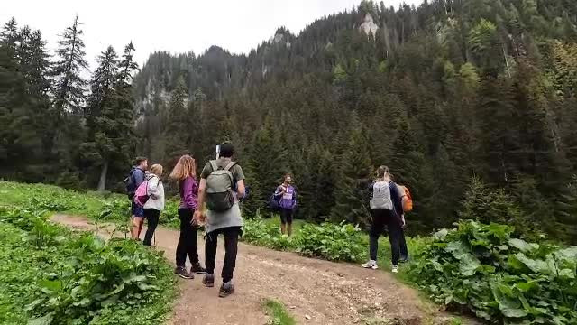 Românii care au fugit la munte de dogoarea din oraș au găsit Brașovul plin ca la mare. Cât costă relaxarea