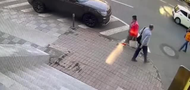 Doi bărbați, arestați după ce au furat peste 26.000 de lei din autoturisme. Metoda inedită folosită