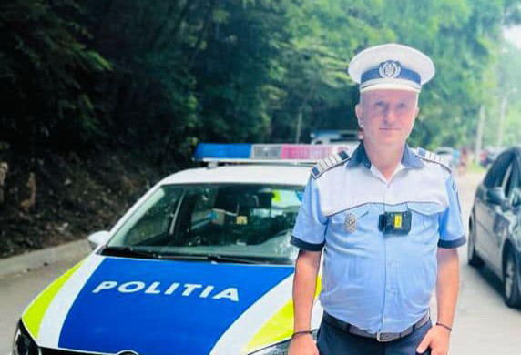 Un bărbat a vrut să facă o poză cu polițistul Lupu’ de la rutieră, în Râșnov, dar a ajuns să regrete amarnic