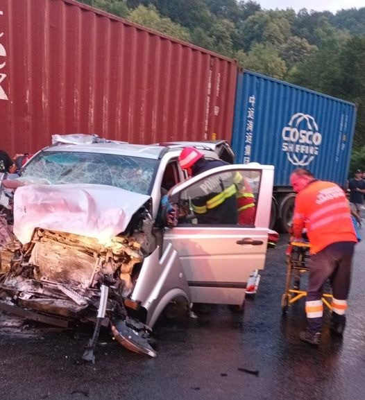Accident grav în Caraș-Severin. Mai multe persoane rănite, printre care trei copii