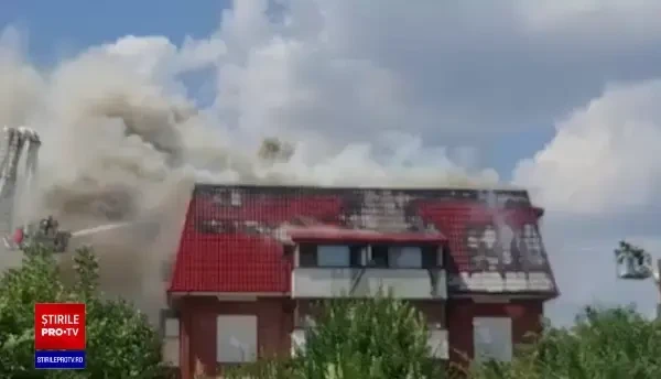 FOTO Incendiu la mansarda unui bloc din Popești Leordeni. A fost emis mesaj RO-Alert
