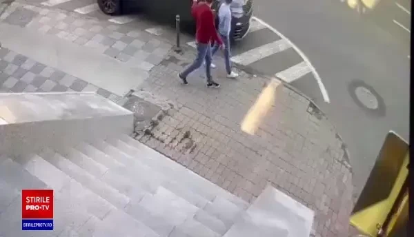 Doi bărbați, arestați, după ce au furat peste 26.000 de lei din autoturisme. Metoda inedită folosită