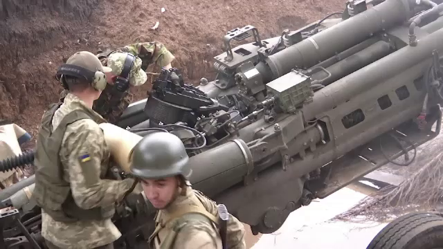 Ucrainenii încearcă să țină pe loc forțele invadatoare cu ajutorul obuzierelor americane M777, în Harkov