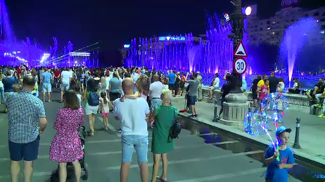 Fântânile urbane din Capitală, admirate în fiecare week-end de turiști. Care este programul spectacolelor din Piața Unirii