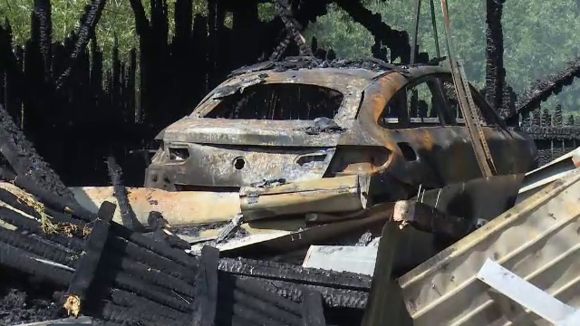 Mașină în valoare de peste 100.000 de euro făcută scrum în Dâmbovița. Proprietarii erau plecați în concediu