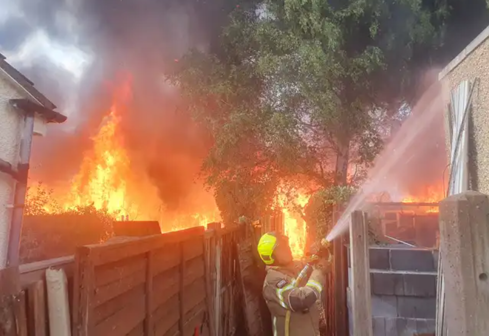 Flăcări uriașe cuprind împrejurimile Londrei. Zeci de britanici au fost nevoiți să își părăsească casele. FOTO ȘI VIDEO