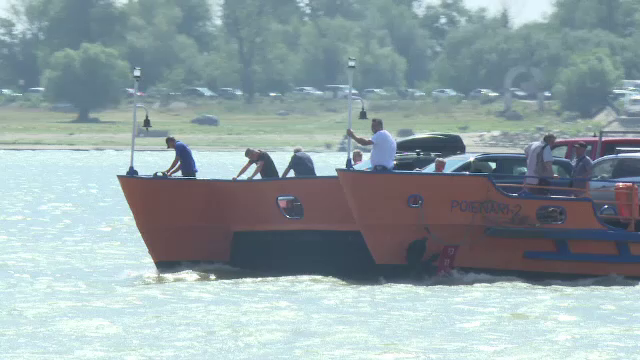 Traversarea Dunării pe la Galați a devenit un coșmar. Bacul MApN adus în locul celui trimis pentru refugiați se strică mereu